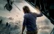 WORLD WAR Z: Brad Pitt contemple un désastre dans une première affiche