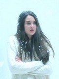 WHITE BIRD IN A BLIZZARD: nouvelles images du prochain Gregg Araki adapté de Laura Kasischke