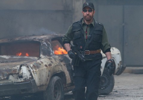 EXPENDABLES 2: Van Damme en feu, Chuck Norris médite et Schwarzy démonte sur les nouvelles images